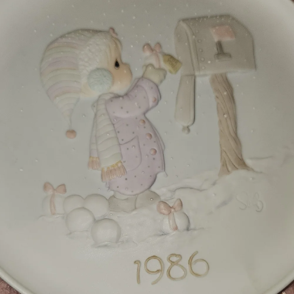 Precious Moments Christmas Love Series Plate, 1986 - Picture 3 of 9